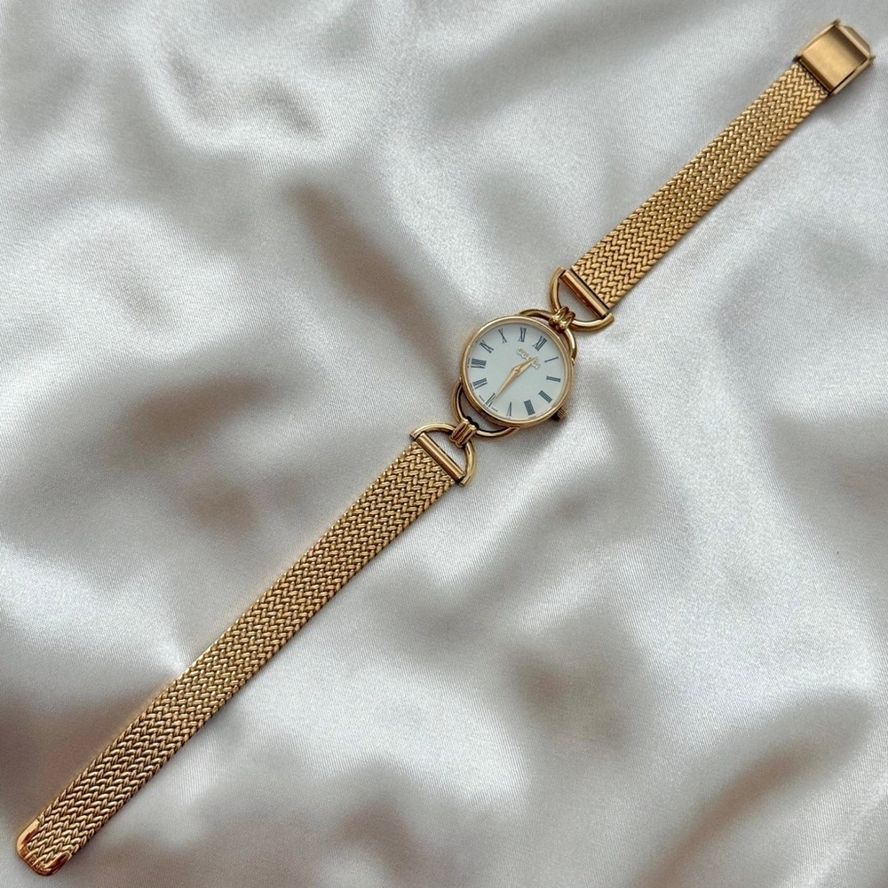AUTHENTIC VINTAGE GUCCI GOLD WATCH - Picture 2 of 7